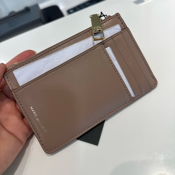 NWT! NEW! Marc Jacobs 'The Glam Shot' Top-Zip Card Holder -Taupe - Picture 3 of 5